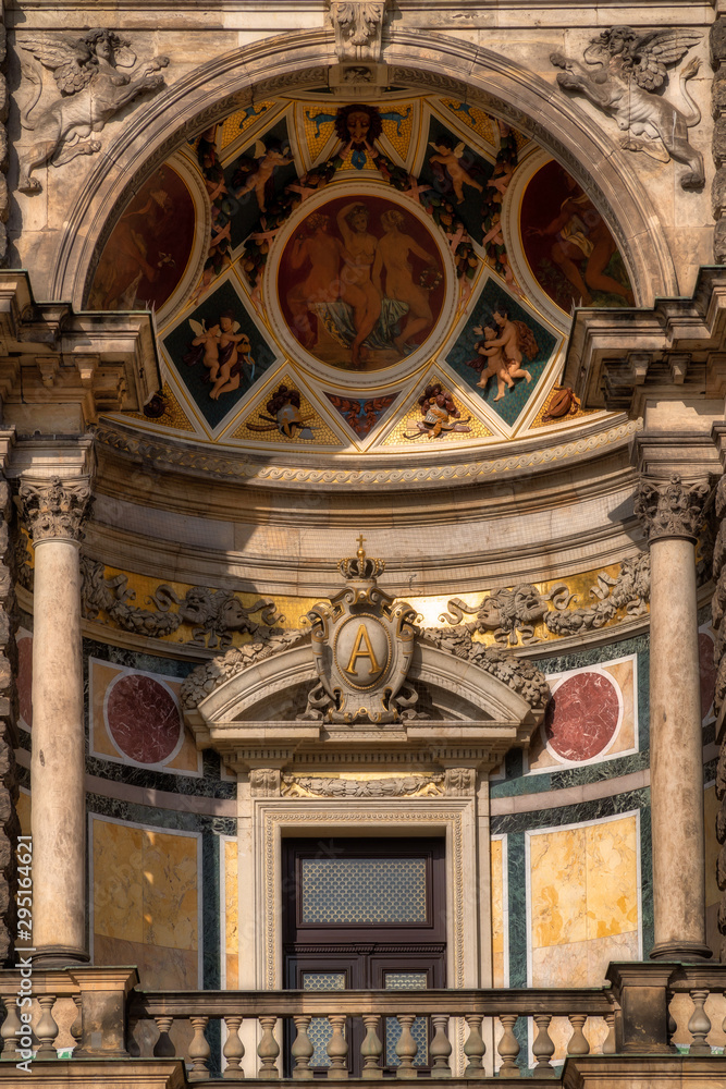 Obraz premium Detail shot of the famous semperoper in dresden in sunlight at summer