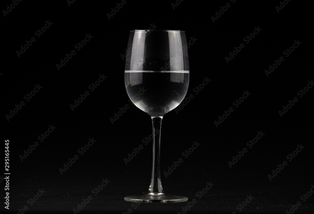 Copa de agua sucia con agua