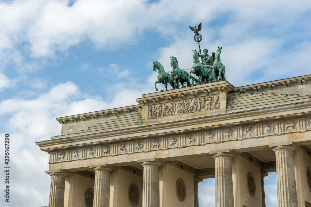Brandenburger Tor in Berlin als historisches Denkmal und Anziehungspunkt für viele Touristen