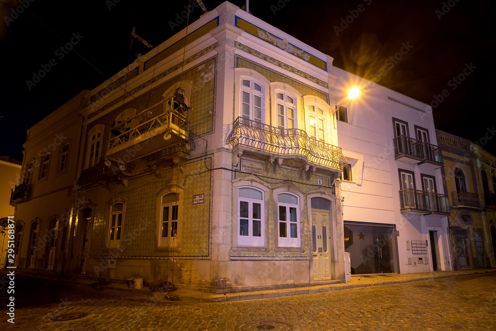 Altstadt von Olhao bei Nacht, Portugal