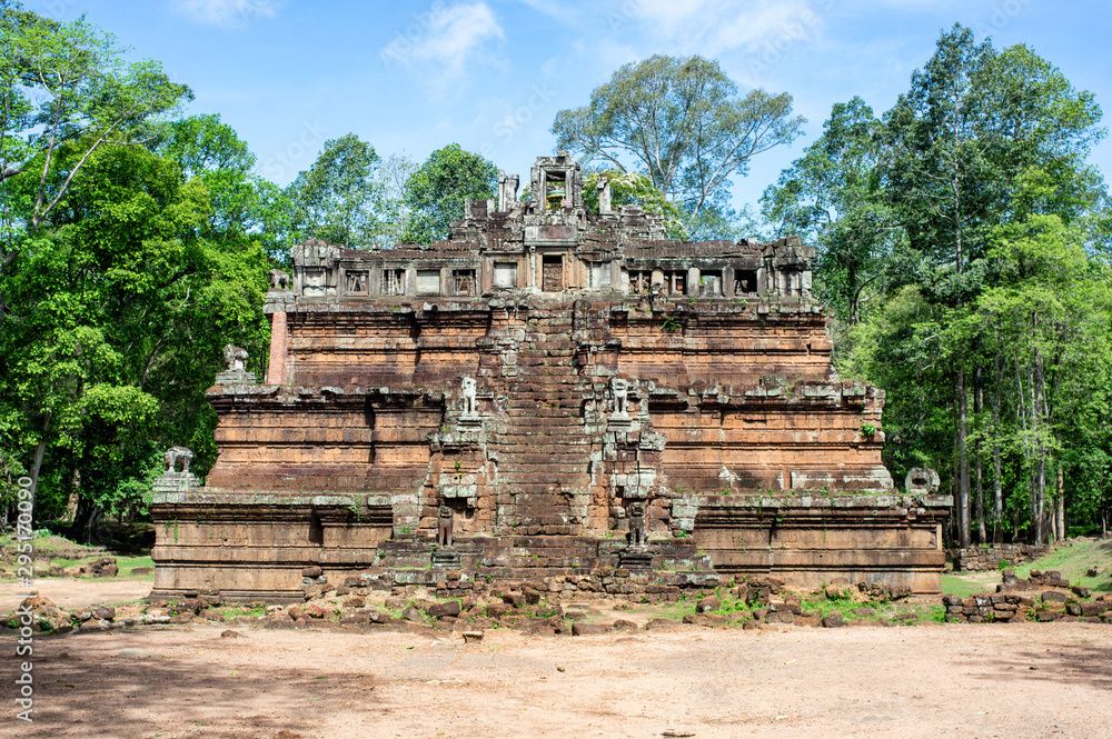 Fototapeta premium a temple in the forest at angkor wat temple complex