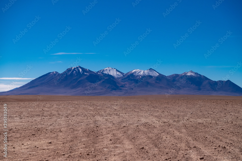llanura del salar de Uyuni Bolivia Sur America con montañas de fondo