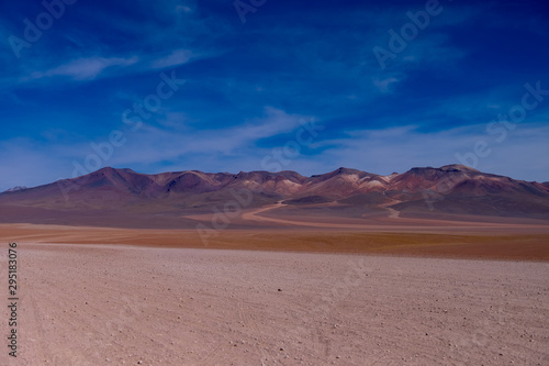 llanura del salar de Uyuni Bolivia Sur America con montañas de fondo