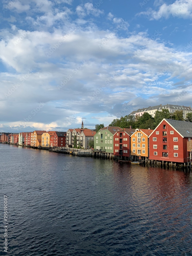 Reisen in Norwegen, Stadt, Trondheim- bunte Speicherhäuser / Speicher - Häuser -am Nidelva / Fluss