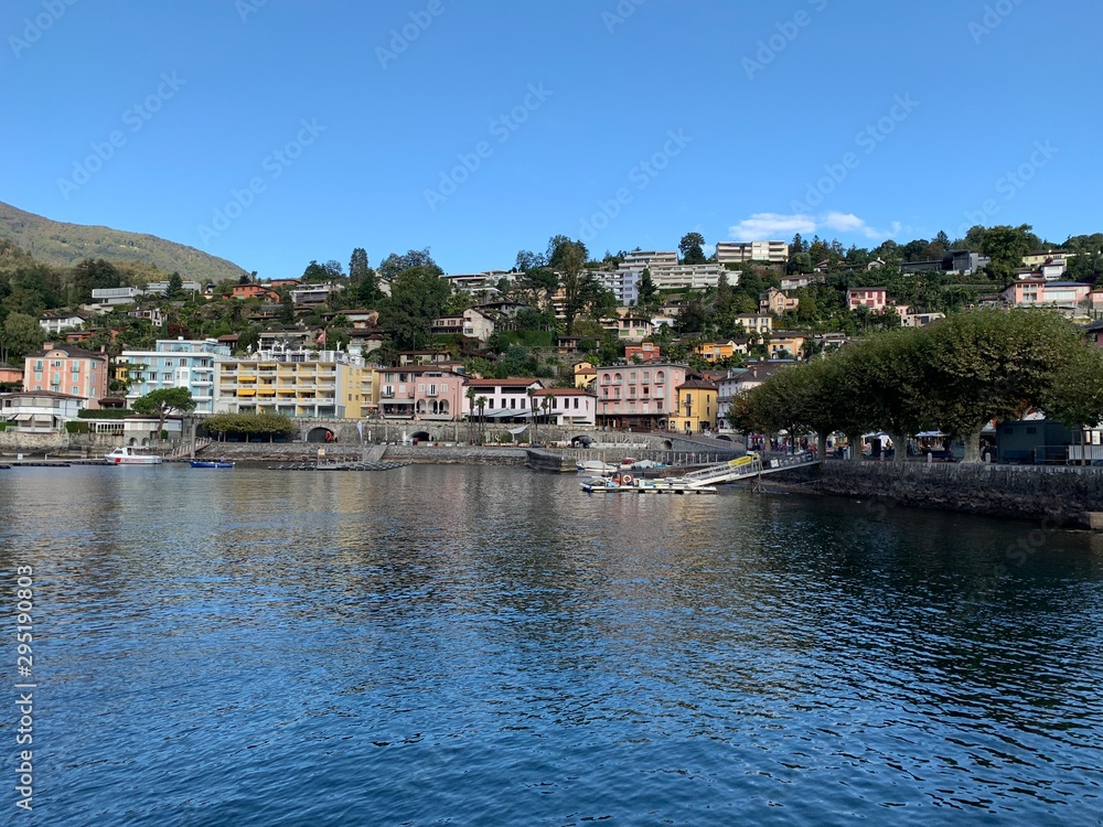 Stadt Ascona - Wohnhäuser am Lago Maggiore im Tessin, Schweiz