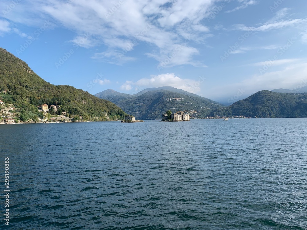 Burgruinen vor Cannobio auf kleinen Inseln im Lago Maggiore - Italien