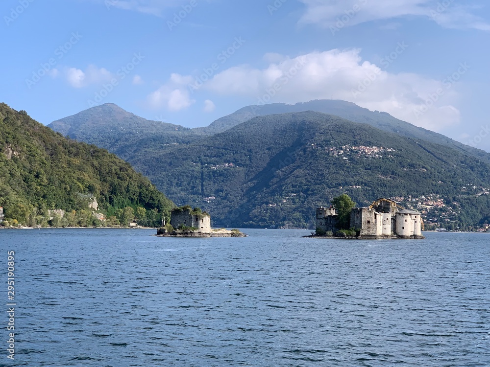 Burgruinen vor Cannobio auf kleinen Inseln im Lago Maggiore - Italien
