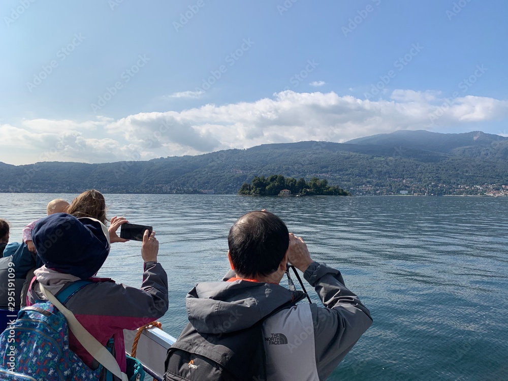 Fototapeta premium Touristen fotografieren die Isola madre auf dem Lago Maggiore in Italien