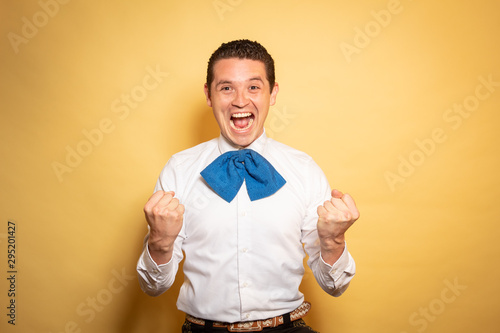 Retrato Hombre Mexicano charro Joven celebrando grito emoción photo