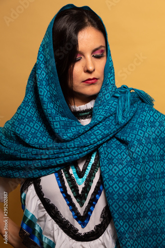 Retrato mujer mexicana adelita rebozo traje típico  photo