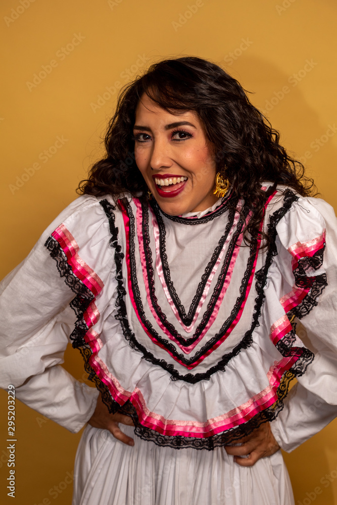 Retrato Adelita Mujer Joven tradicional mexicana traje típico foto de Stock  | Adobe Stock