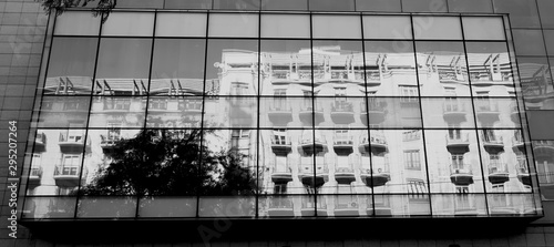 Reflejos en un edificio de las calles de Madrid
