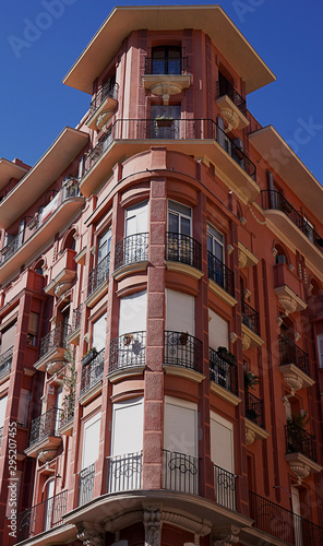 Edificio rojo de las calles de Madrid