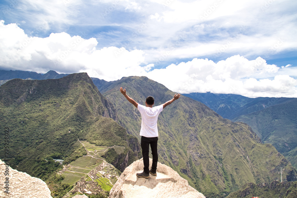 Obraz premium Traveller at the Lost city of the Incas, Machu Picchu,Peru on top of the mountain, with the view panoramic