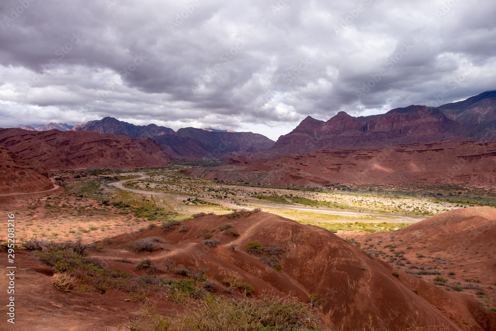 Fototapeta premium Montañas rocosas de diferentes tonalidades de marrón, conocidas como la paleta del pintor en el norte de Argentina Sur América