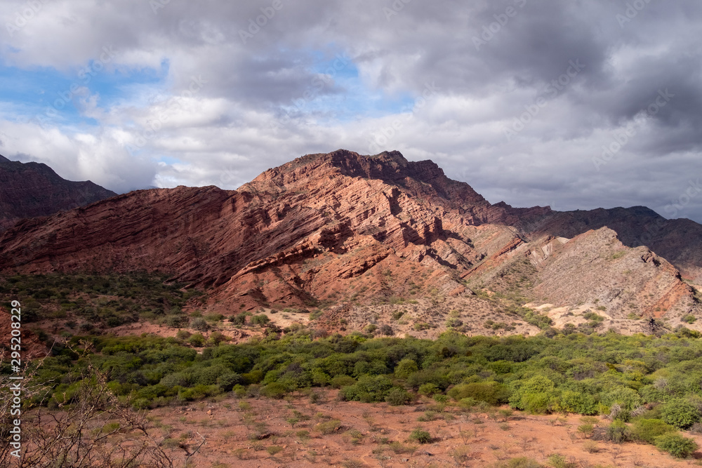 Montañas rocosas de diferentes tonalidades de marrón, conocidas como la paleta del pintor en el norte de Argentina Sur América