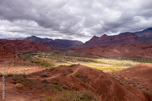 Montañas rocosas de diferentes tonalidades de marrón, conocidas como la paleta del pintor en el norte de Argentina Sur América