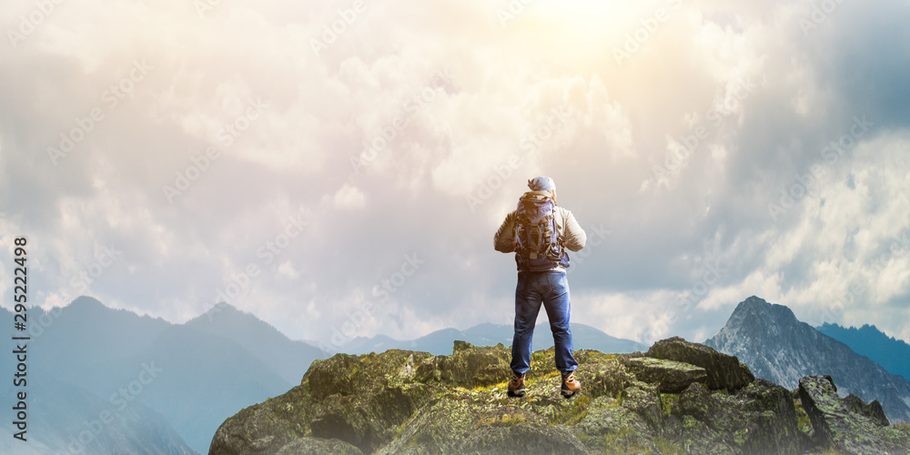Obraz premium Travelling tourist with his backpack