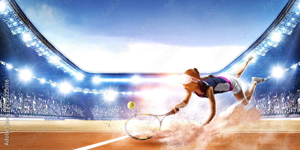 Fototapeta premium Młoda kobieta, grać w tenisa w akcji