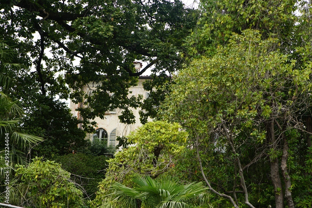 Bilder eines verlassenen Parks mit Gewächshäusern in Italien