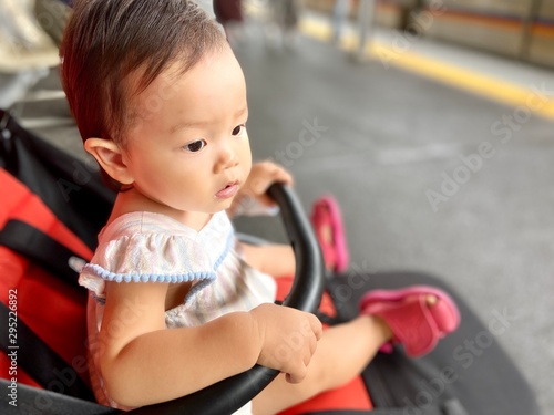 駅のホームでベビーカーにのる赤ちゃん