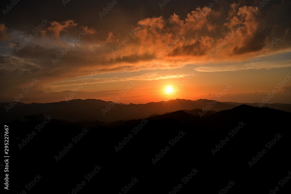 大台ケ原山でみた幻想的な夕焼けの情景