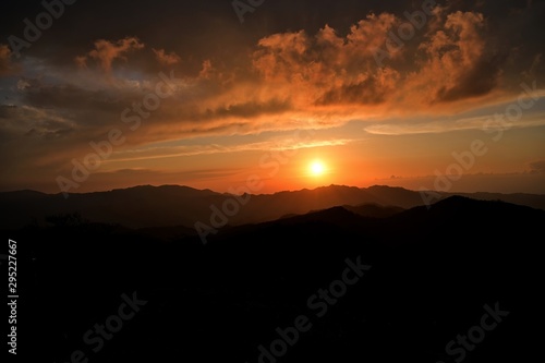 大台ケ原山でみた幻想的な夕焼けの情景