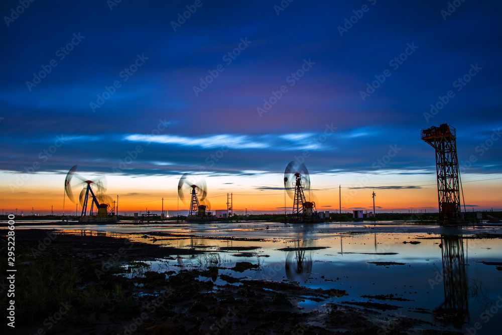 Obraz premium in the evening, oil pumps are running