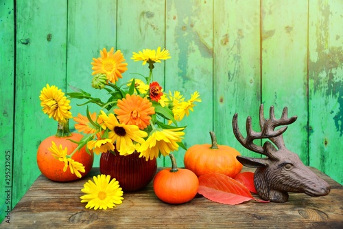 Herbst Dekoration mit Kürbi...