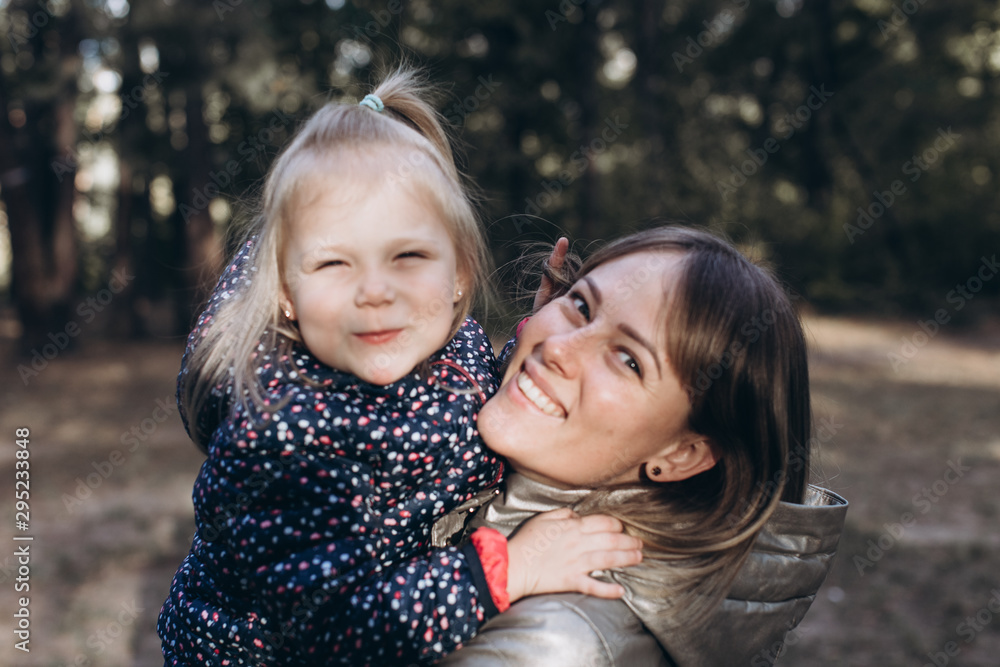 Obraz premium mother and daughter