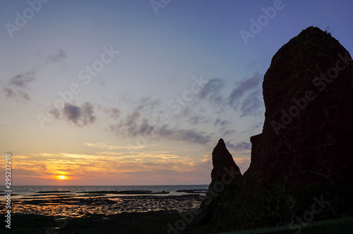佐渡小木半島のくぐり岩の美しい夕陽