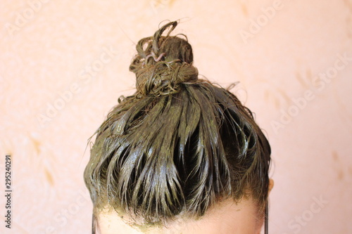 Cuadro en lienzo A process of dyeing hair with henna ecological product