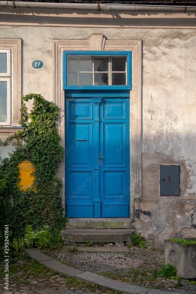 Naklejka premium Blue door in the city of 