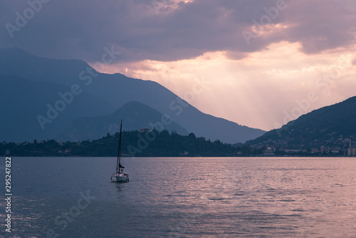 coucher de soleil et un voilier sur le lac majeur
