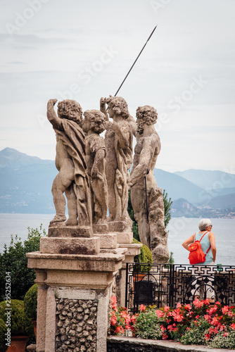 une touriste visite le lac majeur les îles borromées en italie avec des statues de la mythologie romaine