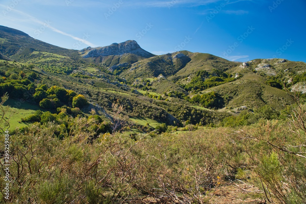 Senda de la Cueva del Cobre, Nacimiento del Rio Pisuerga. Montaña Palentina, Castilla y Leon. España