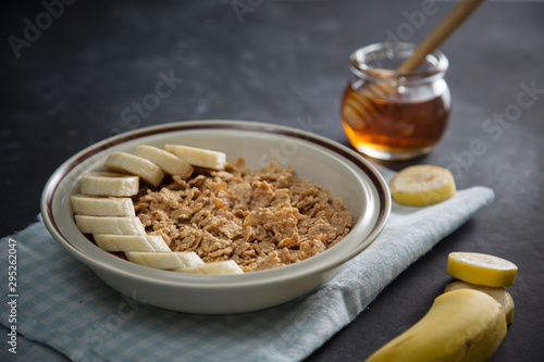 Bowl of corn flakes with banana an honey © makistock