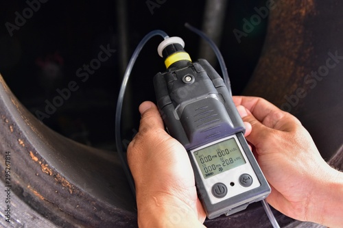 Bild auf Leinwand Using the gas detector for detect combustible gas , flammable gas , toxic gas and oxygen depletion in a confined spaces