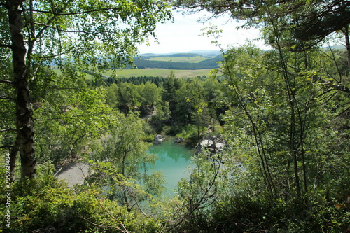 Vue plongeante sur le lac bleu en haute-Loire