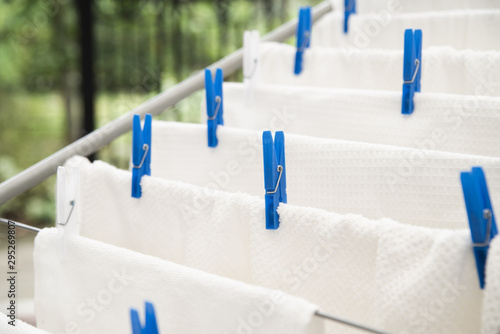Foto White towels drying on clotheshorse