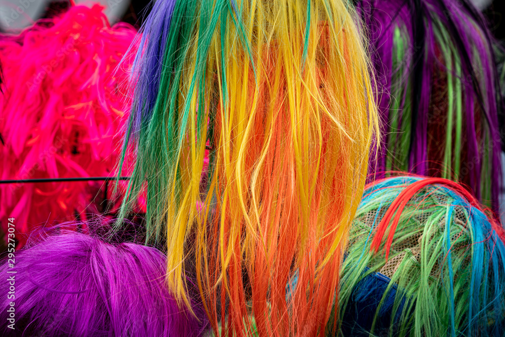 Obraz premium Closeup of colorful feathers on the local market in Berlin