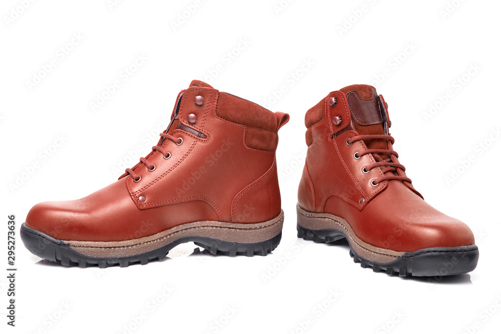 Bota vermelha escura em pele num fundo isolado branco. Bota vermelha escura em pele num fundo isolado branco.