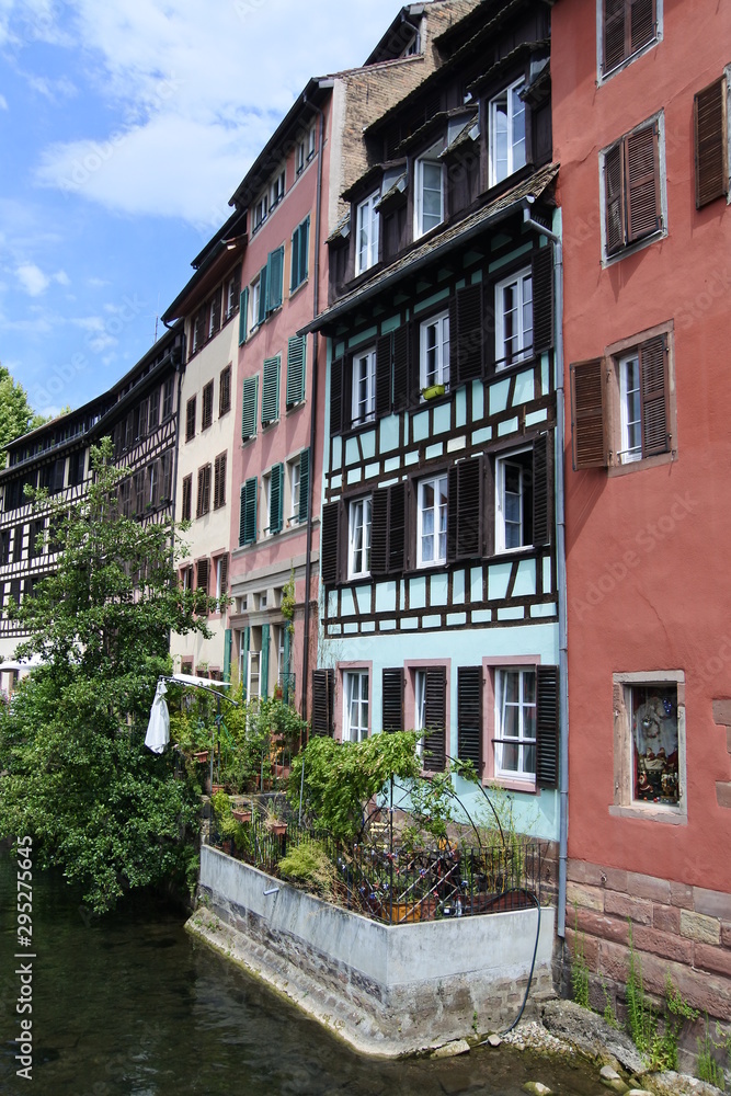 Alte Häuser am Fluß in Straßburg