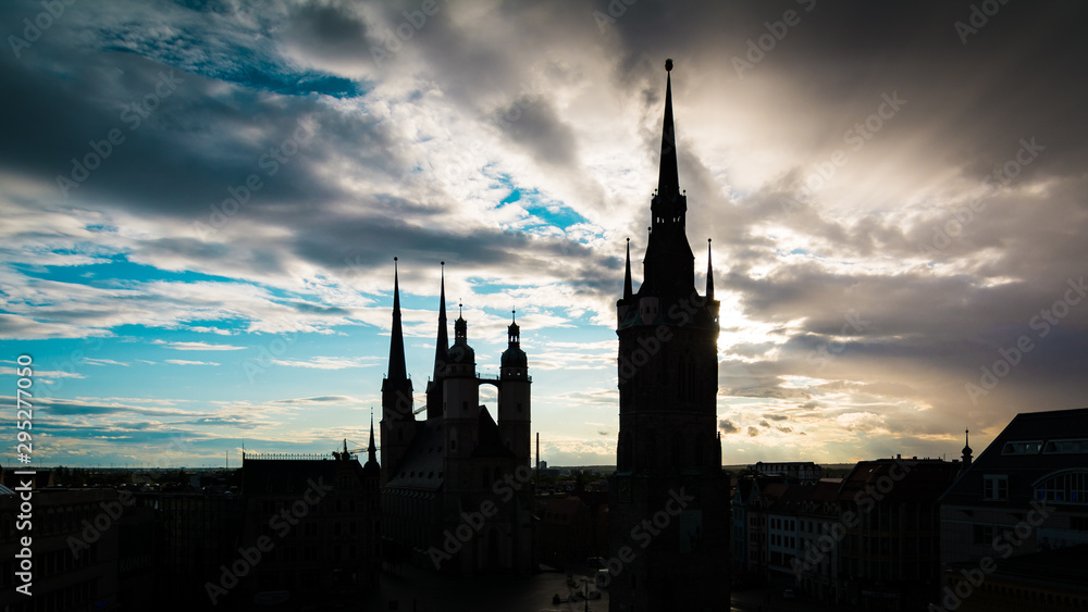 Halle Saale mit Marienkirche und Roter Turm am Abend Halle Saale mit Marienkirche und Roter Turm am Abend