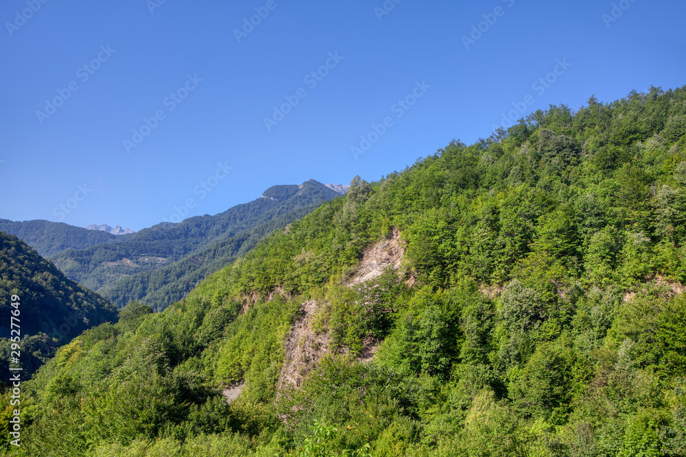 Naklejka premium landscape with green mountains range 