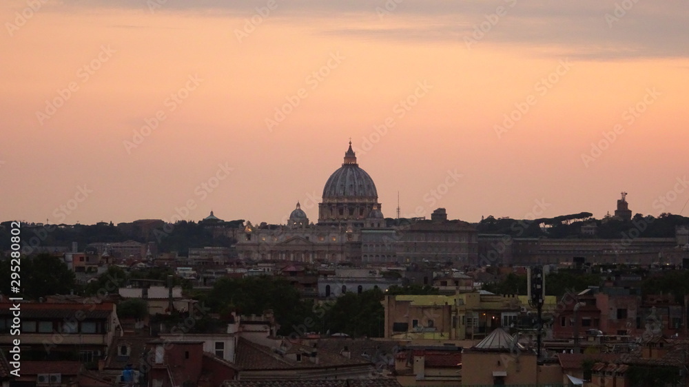 Roma tramonto con cupola di San Pietro