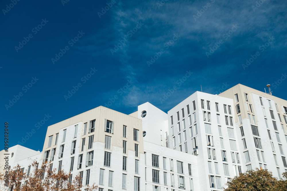 Fototapeta premium des immeubles blancs sur un ciel bleu à Barcelone en Espagne 