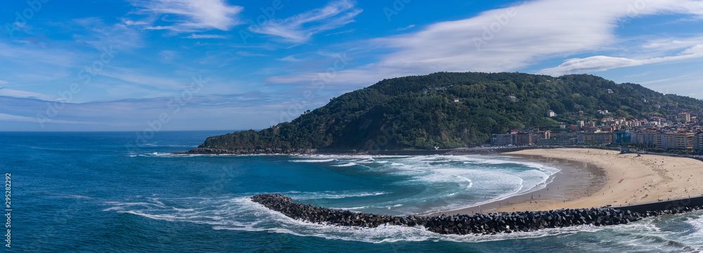 Obraz premium Panoramic view of Zurriola beach, San Sebastian