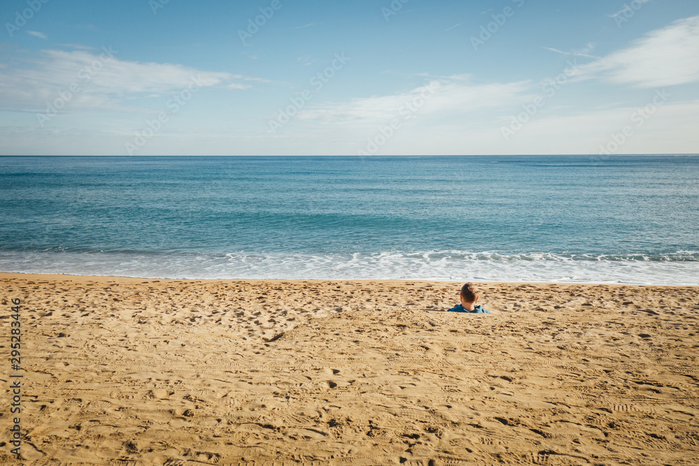 un homme sur une plage regarde la mer à Barcelone