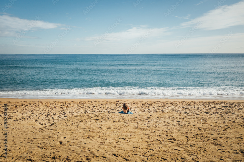 un homme sur une plage regarde la mer à Barcelone